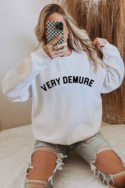 VERY DEMURE OVERSIZED SWEATSHIRT